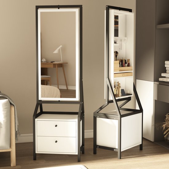 Draaibare spiegelkast met twee lades. De spiegel toont een slaapkamer, de open kast bevat make-up.