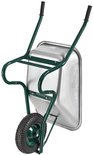 Groene kruiwagen met zilverkleurige bak en zwart wiel, van voren gezien.