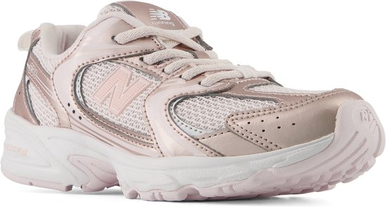 Roze New Balance sneaker met wit mesh, roségouden details en witte zool.