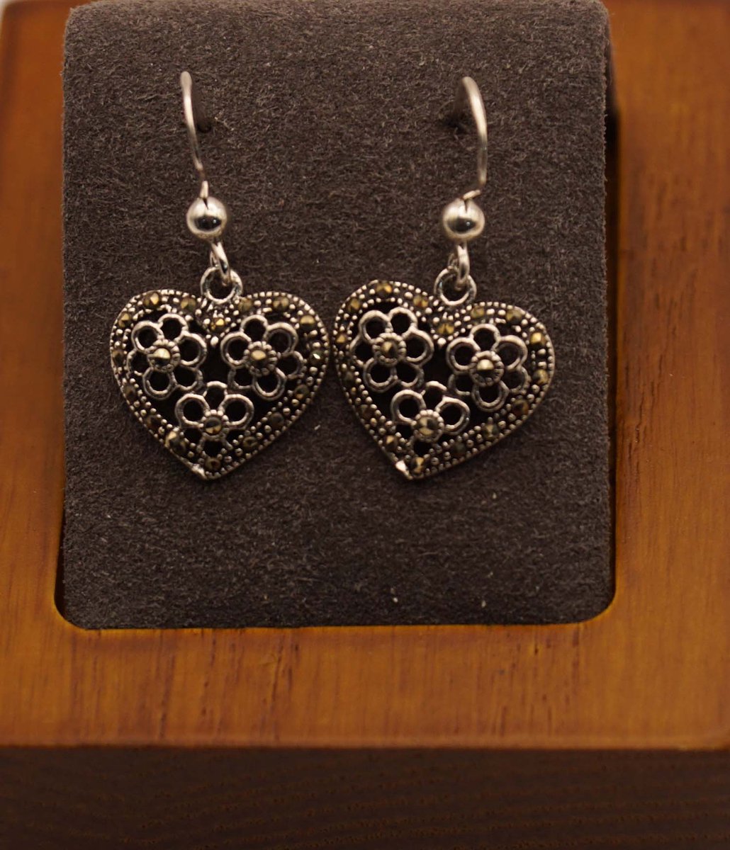 Sterling zilveren + marcasiet oorhangers hartjes met bloemen erin - zilveren oorhangertjes in vormen van harten - leuke hartje oorbellen met bloemen - sierlijke oorhangers - oorbellen voor je geliefde - cadeau tip valentijn, feestdagen