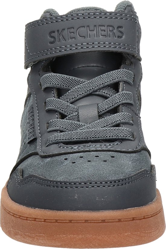 Vooraanzicht van grijze Skechers veterboot met bruine zool.