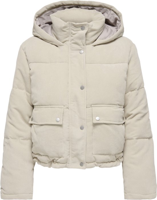 Beige corduroy pufferjack met capuchon, drukknoopsluiting en klepzakken, van voren gefotografeerd.