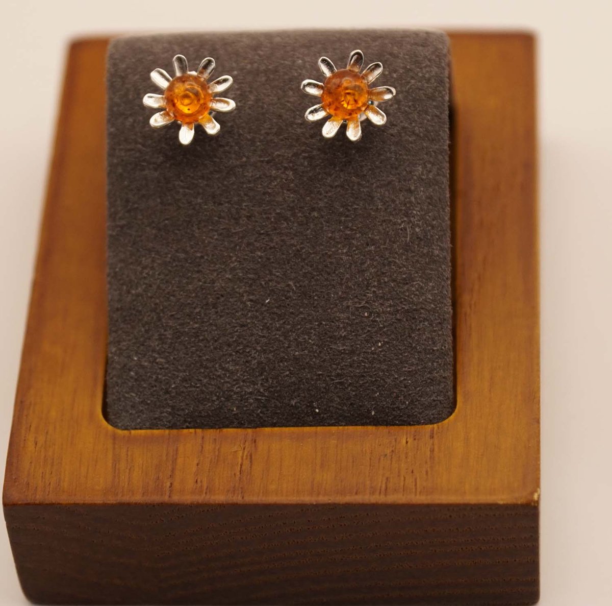 Sterling zilveren oorstekers bloem met oranje amber steen - zilveren oorknopjes met stamper (binnenste van de bloem) amber steen en zilveren bloem bladjes - mooie bloemen oorknoppen gemaakt van 925 zilver - prachtige apart bloemen oorbellen