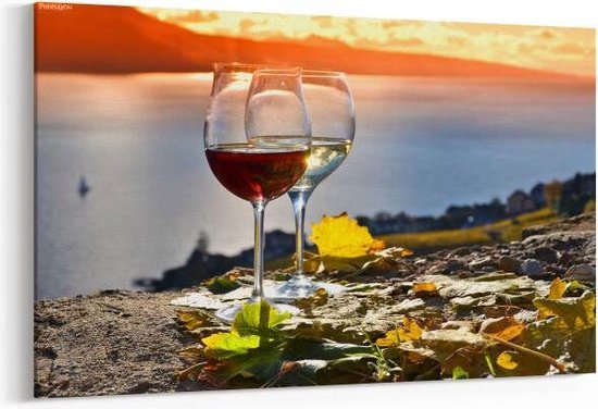 Peinture - Deux verres à vin et raisins sur la terrasse du vignoble de la  région de... | bol.com