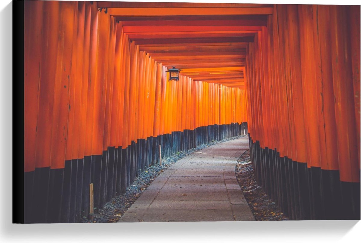 Canvas - Gang van Oranje Palen - 60x40cm Foto op Canvas Schilderij (Wanddecoratie op Canva