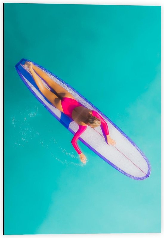 Dibond - Bovenaanzicht Vrouw op Surfplank - 40x60cm Foto op Aluminium (Met Ophangsysteem)