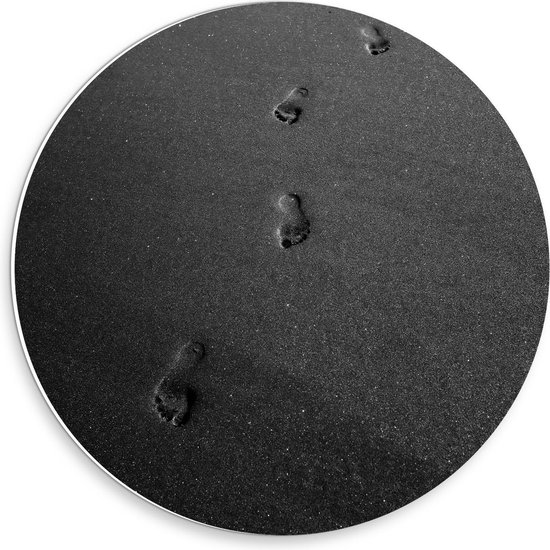 Forex Wandcirkel - Afdrukken van Voet in het Zwarte Zand - 30x30cm Foto op Wandcirkel (met ophangsysteem)