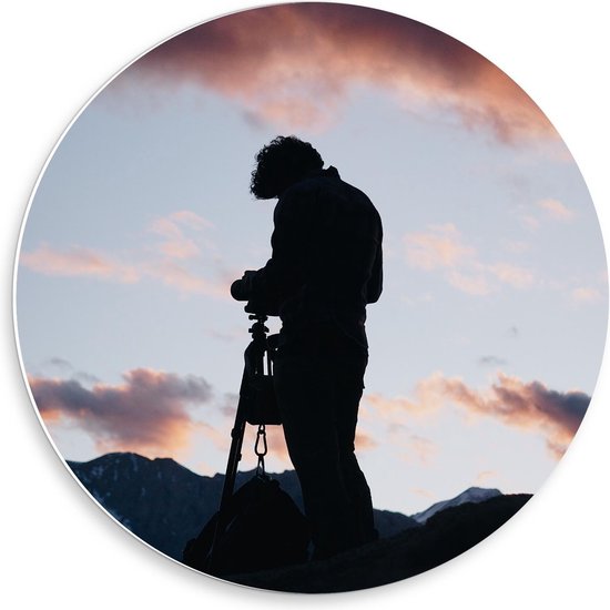 Forex Wandcirkel - Silhouet Fotograaf in Berglandschap - 50x50cm Foto op Wandcirkel (met ophangsysteem)