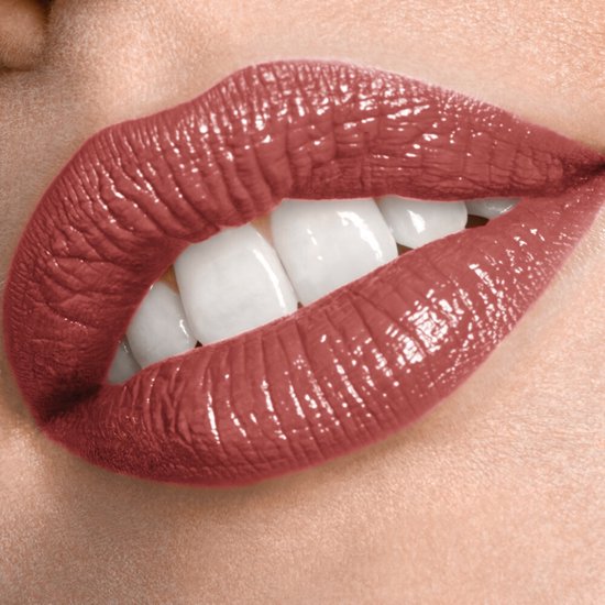 Close-up van volle lippen met glanzende, roze-bruine lipstick.