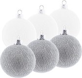 6x Witte en zilveren kerstballen 6,5 cm Cotton Balls - Kerstversiering - Kerstboomdecoratie - Kerstboomversiering - Hangdecoratie - Kerstballen in de kleur wit en zilver
