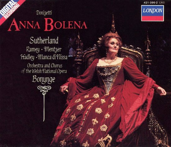 Dame Joan Sutherland als Anna Bolena in een weelderige rode operakostuum met gouden borduursels.