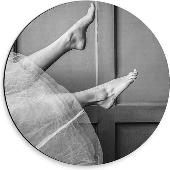Dibond Wandcirkel - Ballerina Voetjes ( Zwart Wit) - 30x30cm Foto op Aluminium Wandcirkel (met ophangsysteem)