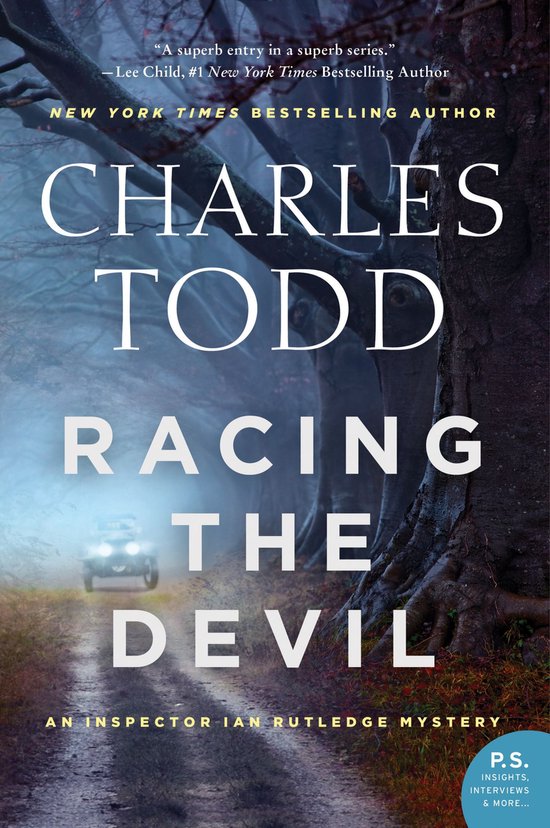 Boekomslag: 'Racing the Devil' van Charles Todd. Een mistig bospad met een naderende auto in de verte.
