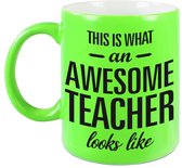 Awesome teacher cadeau neon groene mok / beker voor juf / meester 330 ml