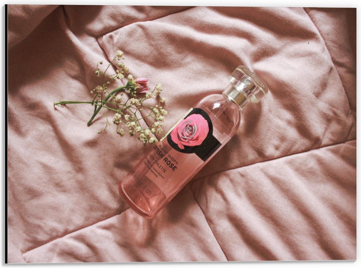 Dibond - Roze Bodymist op Bed - 40x30cm Foto op Aluminium (Met Ophangsysteem)