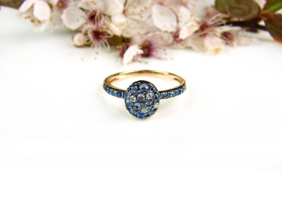 Ring in roos goud gezet met blauwe saffier en diamant