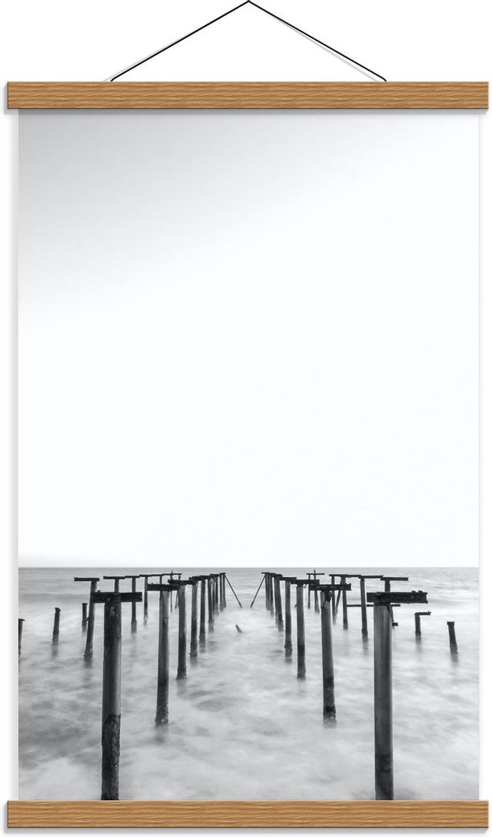 Schoolplaat – Palen in het Water Zwart - Wit - 40x60cm Foto op Textielposter (Wanddecorati