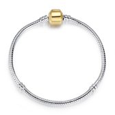 Verzilverde bedelarmband met goudkleurig slot 21 cm