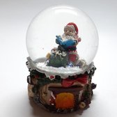 Sneeuwbol haardvuur met strik en lezende kerstman 9cm hoog