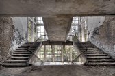 Fotobehang Betonnen trappenhuis in verlaten militaire school 350 x 260 cm - € 195