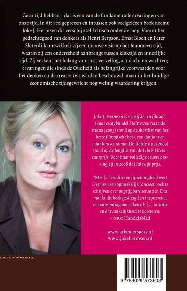 Foto van Joke J. Hermsen, een blonde vrouw met blauwe ogen, kijkend naar de camera.