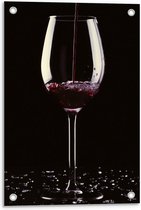 Tuinposter – Glas Rode Wijn met Scherven - 40x60cm Foto op Tuinposter  (wanddecoratie voor buiten en binnen)
