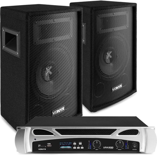 Twee zwarte Vonyx PA speakers naast een Vonyx VPA300 versterker.