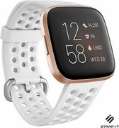 Siliconen Smartwatch bandje - Geschikt voor Fitbit Versa / Versa 2 siliconen bandje met gaatjes - wit - Strap-it Horlogeband / Polsband / Armband - Maat: Maat S