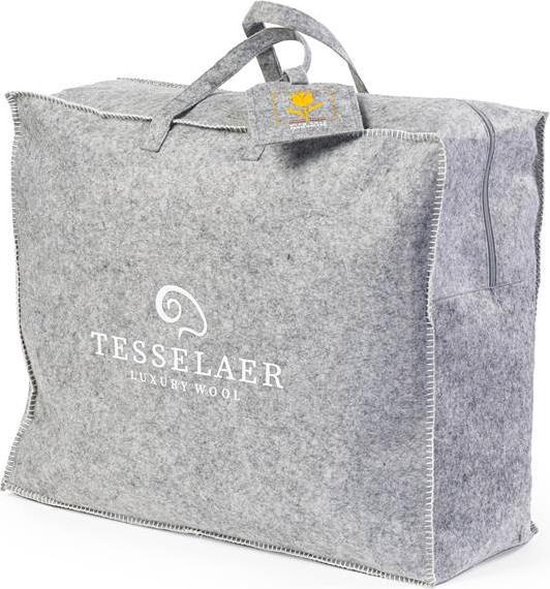 Grijze vilten opbergtas met handvatten en rits. Het TESSELAER LUXURY WOOL logo is zichtbaar.