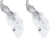 2x Zilveren/grijze decoratie pauwen vogels op clip 25 cm - Woondecoratie/hobby/kerstboomversiering vogeltjes