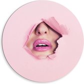 Dibond Wandcirkel - Roze Lippen door Roze muur - 80x80cm Foto op Aluminium Wandcirkel (met ophangsysteem)