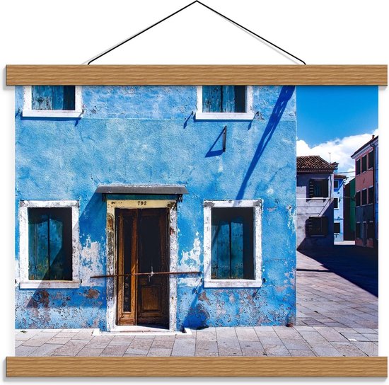 Schoolplaat – Blauw Huis met Houten Deur in Dorp - 40x30cm Foto op Textielposter (Wanddecoratie op Schoolplaat)