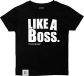 STUDIO BY BO® Kinder T-shirt Jongens Like A Boss | 100% GOTS gecertificeerd biologisch katoen | Maat 7-8 jaar 122-128cm | Biokatoen | Tof verpakt!