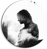 Dibond Wandcirkel - Vrouw met Bladeren (Zwart/wit) - 40x40cm Foto op Aluminium Wandcirkel (met ophangsysteem)