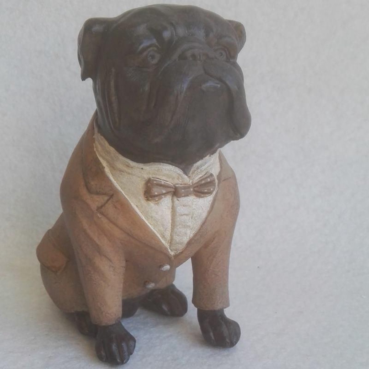 MadDeco Beeldje zittende bulldog met vlinderdas divers