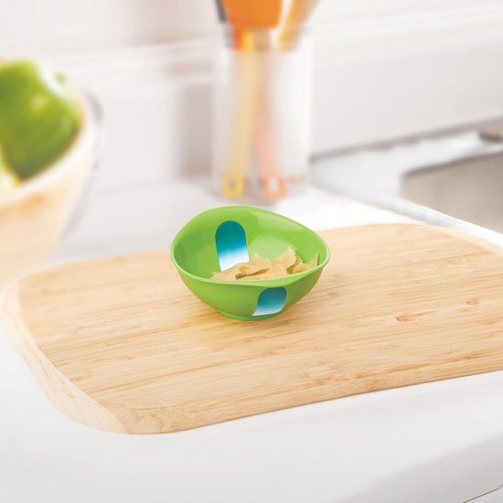 Groene babykom met blauwe warmte-indicator en hartje op houten snijplank.