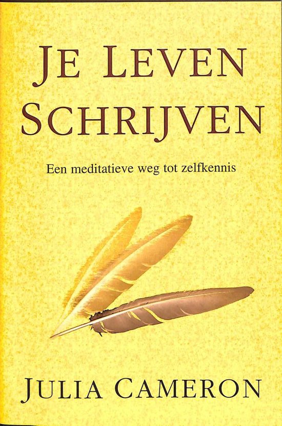 Boek kaft met de tekst 'JE LEVEN SCHRIJVEN' en 'Een meditatieve weg tot zelfkennis' boven twee veren.