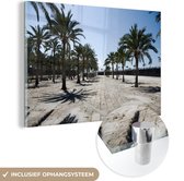 MuchoWow® Glasschilderij 90x60 cm - Schilderij acrylglas - De rijen met palmbomen op een promenade op Mallorca - Foto op glas - Schilderijen