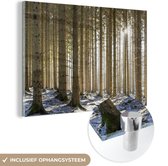 MuchoWow® Glasschilderij 120x80 cm - Schilderij acrylglas - Een bos met boomstammen in een winters landschap - Foto op glas - Schilderijen
