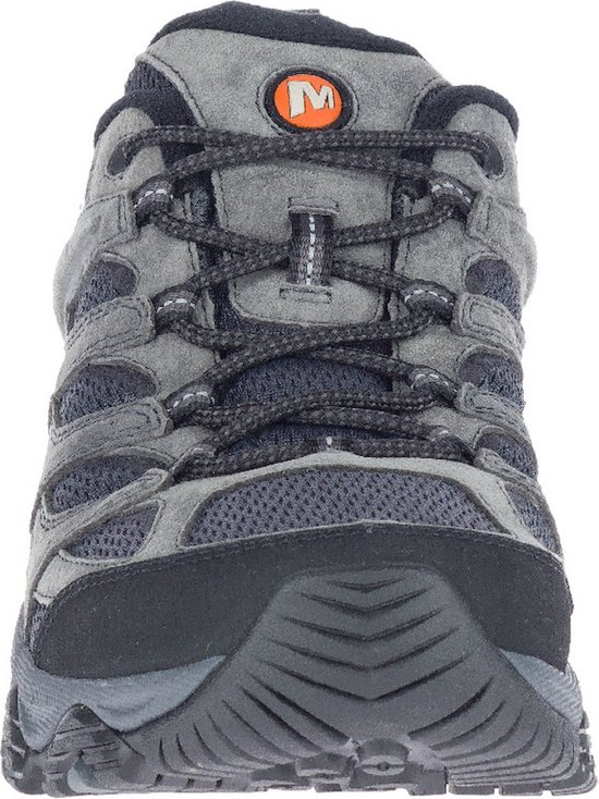 Voorkant van grijze Merrell wandelschoen met veters en mesh details
