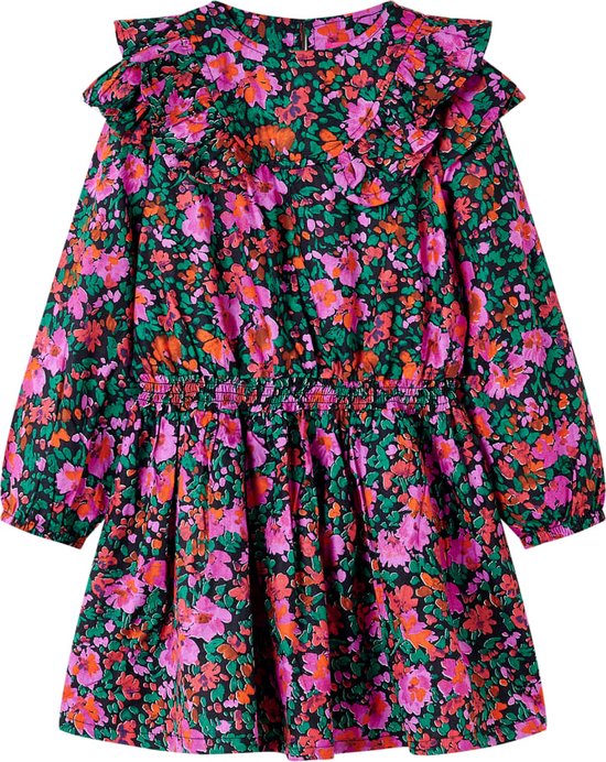 Witte paspop met een kinderjurk met lange mouwen en een all-over bloemenprint in roze, oranje en groen op een zwarte achtergrond. De jurk heeft ruches bij de hals en een gerimpelde taille.