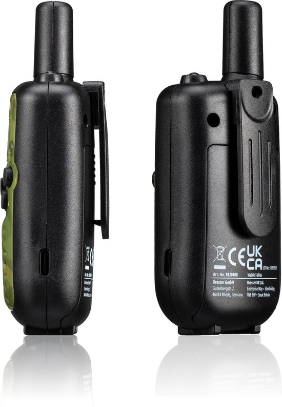 Zij-aanzicht van twee zwarte walkie talkies met camouflage, inclusief clip.