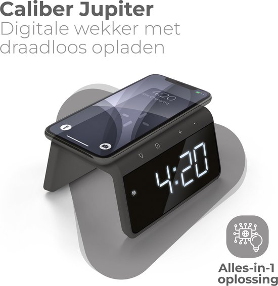 Zwarte digitale wekker met draadloze oplader, een telefoon wordt opgeladen.