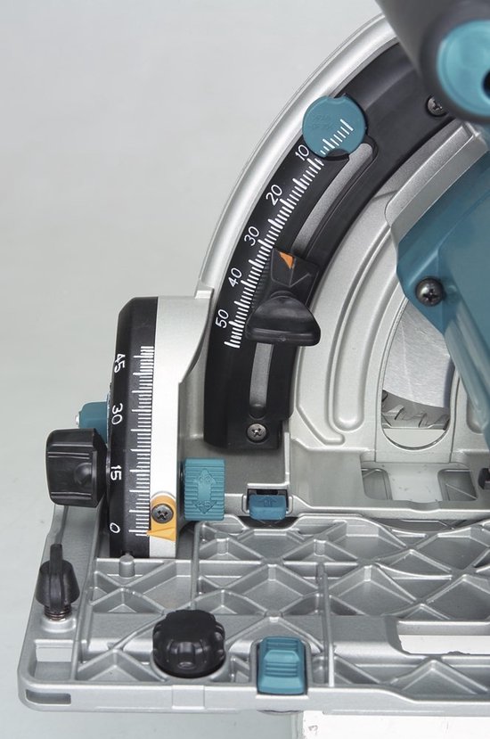 Gedetailleerde zijaanzicht van de Makita invalcirkelzaag met instelbare hoek- en dieptemeters.