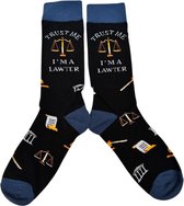 Advocaat Sokken - Grappige Sokken met Tekst: Trust me I'm a Lawyer & Vrouwe Justitia - Maat 36-43 - Cadeau voor Jurist/Advocaat