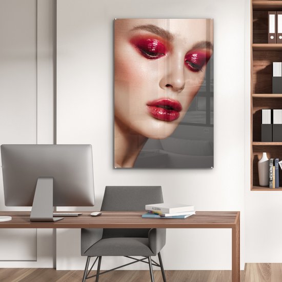 ® Glasschilderij 80x120 cm - Schilderij acrylglas - Afbeelding van een vrouw met glanzende rode lippen en oogleden - Foto op glas - Muurdecoratie woonkamer - Wanddecoratie slaapkamer - Schilderijen