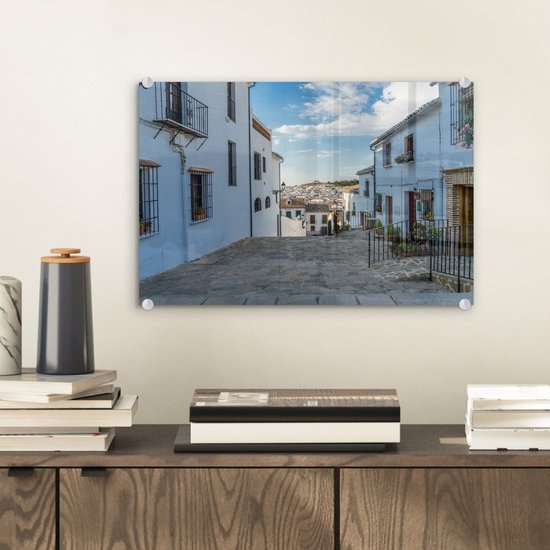 ® Glasschilderij 30x20 cm - Schilderij acrylglas - Een straat van Antequera Spanje - Foto op glas - Muurdecoratie woonkamer - Wanddecoratie slaapkamer - Schilderijen