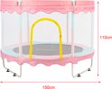 Roze trampoline met veiligheidsnet en gele handgreep, met afmetingen 150cm breed en 110cm hoog.