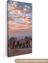 Schilderij Olifant - Kudde Olifanten - Berg - Zonsondergang - 40x80 cm - Muurdecoratie