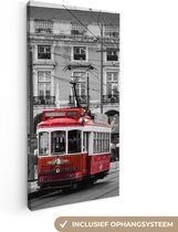 Canvas Schilderij Zwart-wit foto met een rode tram - 40x80 cm - Wanddecoratie